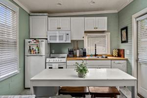 Η κουζίνα ή μικρή κουζίνα στο Historic District - Hot Tub - Walk to Forsyth Park