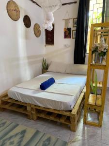 Postel nebo postele na pokoji v ubytování The Pallet Nook, Cozy Studio in Kilifi