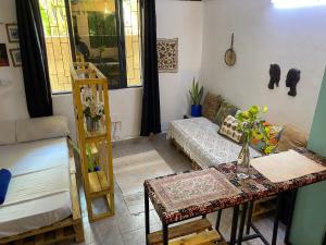 Posezení v ubytování The Pallet Nook, Cozy Studio in Kilifi