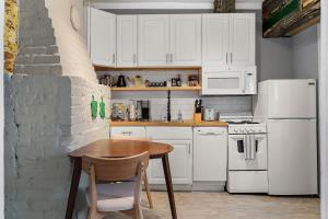 una cucina con tavolo in legno ed elettrodomestici bianchi di Hot Tub - Historic District - Next to Forsyth Park a Savannah Altre 36 foto