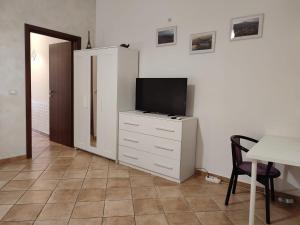 A television and/or entertainment centre at Appartamento Aci Sant'Antonio