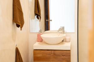 un bagno con lavandino e specchio di Villa August Lombok a Selong Belanak Altre 24 foto