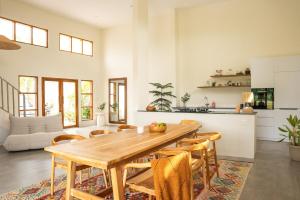 Cucina o angolo cottura di Villa August Lombok