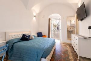 Un dormitorio con una cama y un televisor. en Villa Helena by BarbarHouse, en Vieste