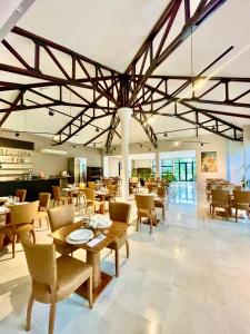 a dining room with tables and chairs and a restaurant at Hotel Boutique Gualamba in General Pinedo