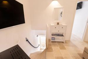 Una sala de estar con un televisor en la pared. en Villa Helena by BarbarHouse, en Vieste 21 fotos más