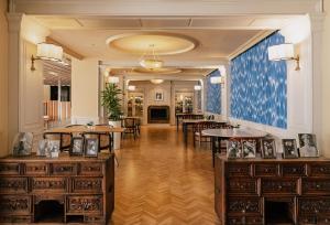 a lobby with tables and chairs and a blue wall at Hotel Victoria Gran Meliá in Palma de Mallorca