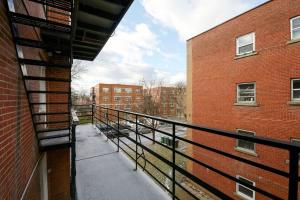 desde el balcón de un edificio en Awesome 2BR in Montreal, en Montreal