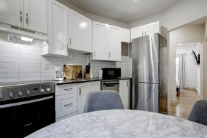 Eldhús eða eldhúskrókur á The NDG Charm A 3BR Hidden Gem +3 myndir