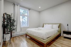 Rúm í herbergi á The NDG Charm A 3BR Hidden Gem