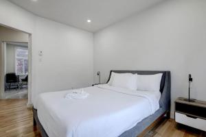 Rúm í herbergi á The NDG Charm A 3BR Hidden Gem