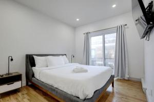 Rúm í herbergi á The NDG Charm A 3BR Hidden Gem