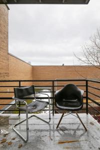 dos sillas negras sentadas junto a una valla en Amazing 2BR on Walkley, en Montreal