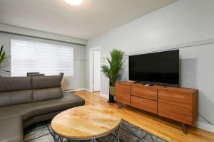 TV a/nebo společenská místnost v ubytování Contemporary 2BR Stylish Comfort on MTL West