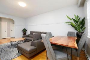 Posezení v ubytování Contemporary 2BR Stylish Comfort on MTL West