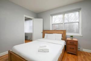 Postel nebo postele na pokoji v ubytování Contemporary 2BR Stylish Comfort on MTL West