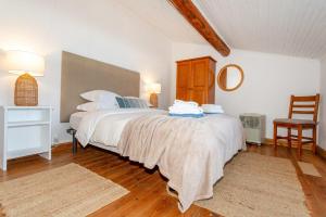 Un dormitorio con una cama grande con sábanas blancas. en GuestReady - Beachfront Casa da Praia, en Porto Formoso