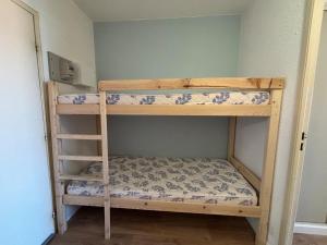 a bedroom with two bunk beds in a room at Evasion en bord de mer - La Madrague, Saint-Cyr-sur-Mer in La Madrague