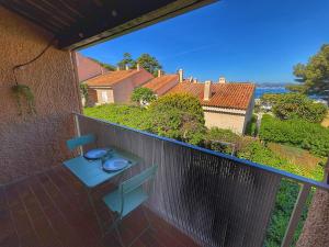 a balcony with a toilet and a table and chairs at Evasion en bord de mer - La Madrague, Saint-Cyr-sur-Mer in La Madrague