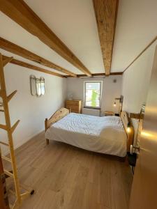 Postel nebo postele na pokoji v ubytování Gites des Mines d'Argent- Le Saint-Louis 5 personnes avec terrasse privative-Le Saint-Barthélemy 4 personnes