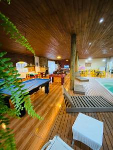 Bazén v ubytování Chalés Santa Carolina nebo v jeho okolí