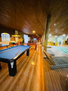 Biliár nebo kulečník v ubytování Chalés Santa Carolina