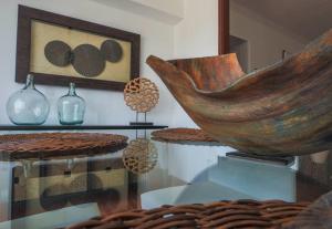 uma sala com uma mesa de vidro e uma grande cadeira de madeira em GuestReady - Marina view top floor with terrace em Ponta Delgada mais 21 fotografias