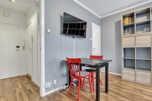 Et tv og/eller underholdning på Cozy Studio Retreat