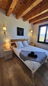 ein Schlafzimmer mit einem Bett mit blauen Laken und einem Fenster in der Unterkunft Maison cosy, garage, jardin, terrasse vue montagne in Font Romeu Odeillo Via + 46 Fotos