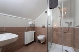 Łazienka w obiekcie Lucsony Apartman