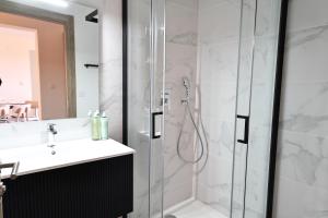 Et badeværelse på L'Envol - T3 vue mer avec piscine et plage privée + 26 billeder