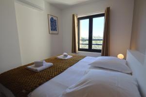 En eller flere senge i et værelse på L'Envol - T3 vue mer avec piscine et plage privée