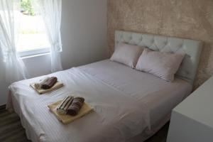 Postel nebo postele na pokoji v ubytování Apartmani Dejavu na Drini + 37 fotografií