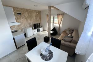 Kuchyň nebo kuchyňský kout v ubytování Apartmani Dejavu na Drini
