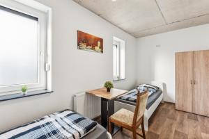 a bedroom with a desk and a bed and a bed and a table at Monteur Wohnung Kranenburg KL14 - Nähe Nijmegen in Kranenburg