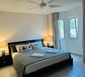 Katil atau katil-katil dalam bilik di Specious 2 bedroom in Pelican Key near the beach