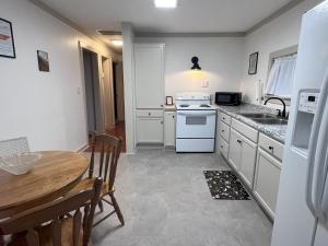 Dapur atau dapur kecil di Lenoir City Hide Away +3 gambar