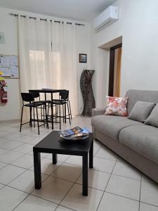 un soggiorno con un divano e un tavolo di Antonia & Ivano a Salerno Altre 51 foto