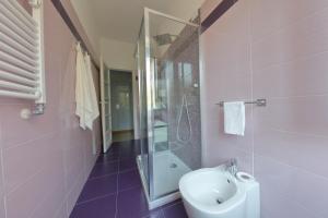 ミラノにあるVestaのバスルーム(トイレ、ガラス張りのシャワー付)