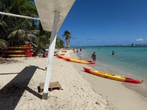 a group of kayaks lined up on a beach at LE LAGON BLEU, BUNGALOWS Vue sur MER , 350 m de la plage in Sainte-Anne