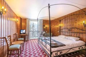 Postel nebo postele na pokoji v ubytování Hotel Le Chamonix