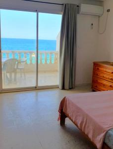 Rúm í herbergi á Beachfront Escape with Sea View apt10