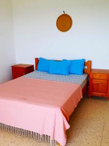Postel nebo postele na pokoji v ubytování Beachfront Escape with Sea View apt10