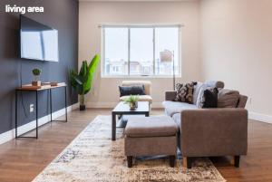 Televisyen dan/atau pusat hiburan di Stylish 2br1ba Free Parking Queen Beds