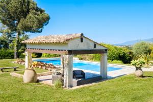 un cenador junto a una piscina en Le Mas Des Serens, en La Gaude