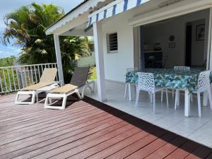 Balkón nebo terasa v ubytování LE LAGON BLEU, BUNGALOWS Vue sur MER , 350 m de la plage