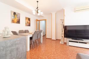 Μια τηλεόραση ή/και κέντρο ψυχαγωγίας στο Global Properties, Apartamento con terraza en la playa de Puerto Sagunto