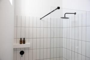 Stillewe Guest Cottages في Prince Alfreds Hamlet: حمام به شطاف وبلاط ابيض +20 صورة