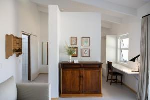 Stillewe Guest Cottages في Prince Alfreds Hamlet: غرفة بها مكتب وكرسي في غرفة