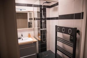 Superb Studio with incredible view and pool tesisinde bir banyo
